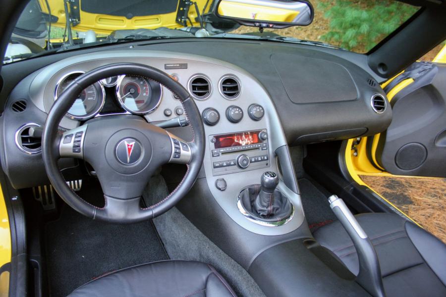 Торпедо Pontiac Solstice GXP 2008 года  (фото 34 из 68)